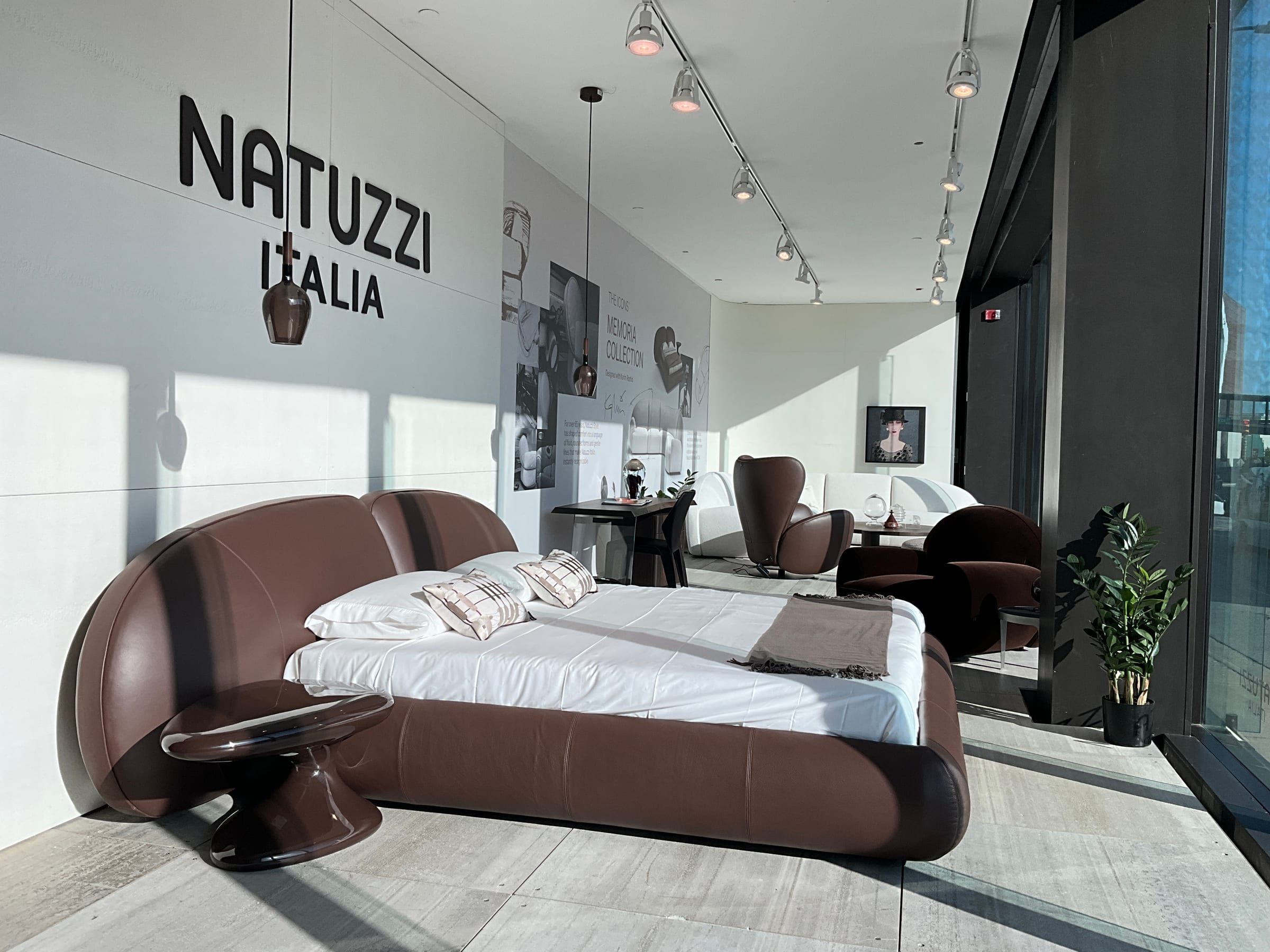 Second presentation on the same showroom footprint after reset, showing a different layout.